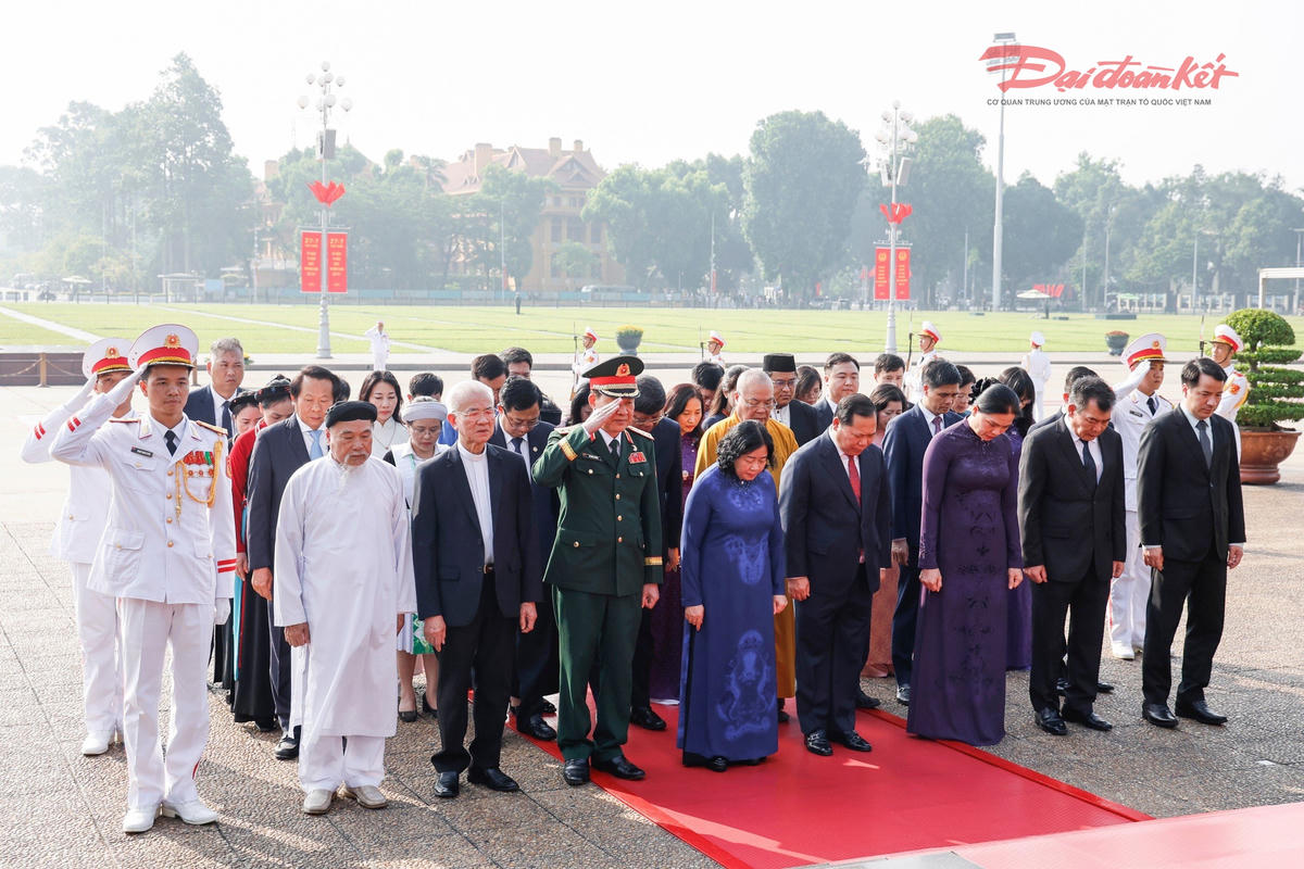 Các đại biểu bày tỏ lòng thành kính trước anh linh Chủ tịch Hồ Chí Minh. Ảnh: Quang Vinh.