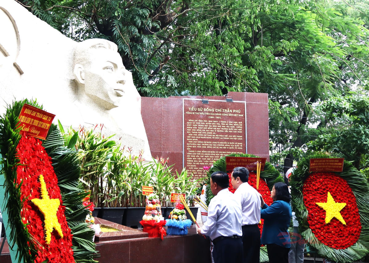 Chủ tịch Quốc hội Trần Thanh Mẫn dâng hoa, dâng hương viếng anh hùng liệt sĩ tại công viên Lê Thị Riêng