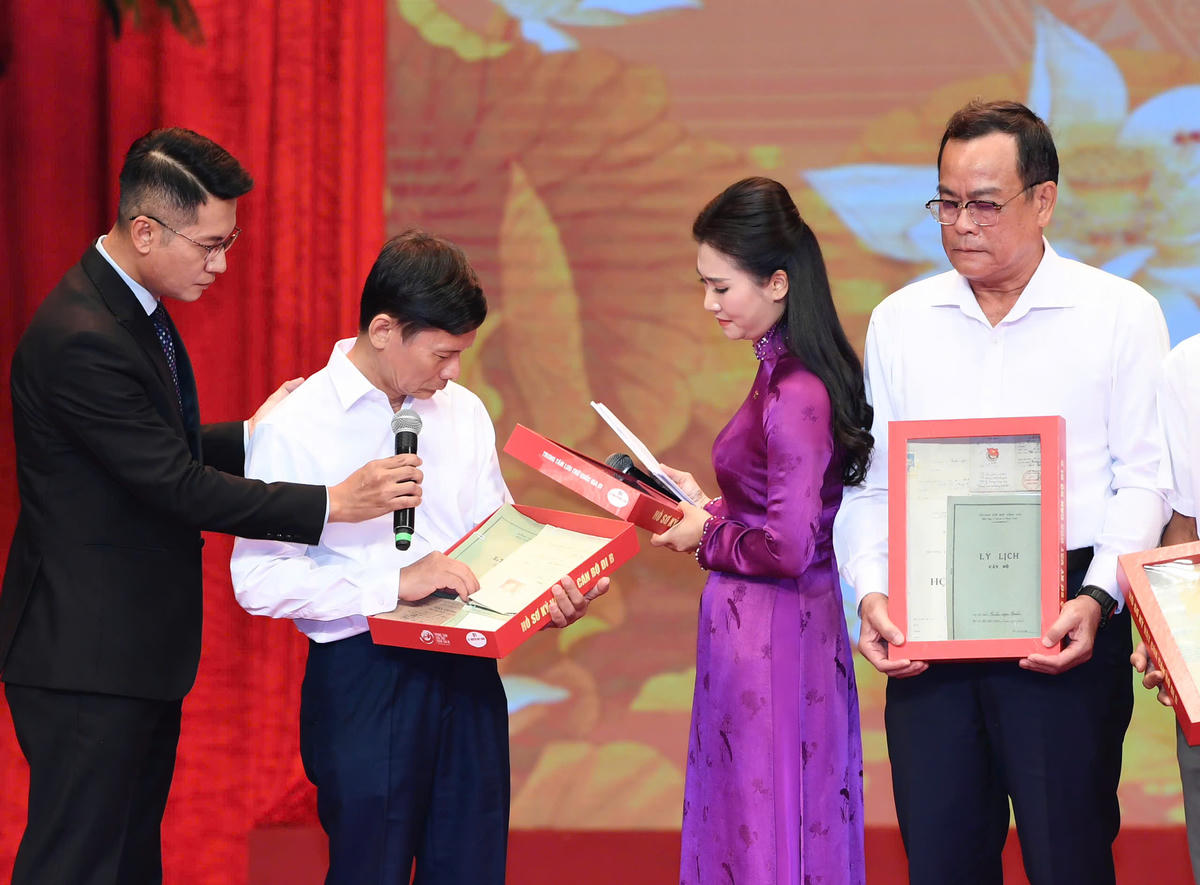 Ông Nguyễn An Hải, con trai của liệt sĩ Nguyễn Đức Châu, xúc động khi lần đầu tiên được nhận lại những kỷ vật của cha mình. Ảnh: Quang Vinh.