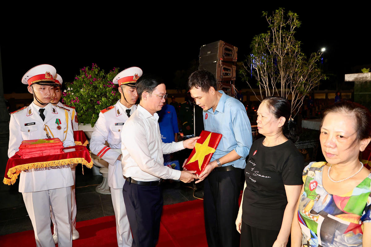 Phó Bí thư Thành uỷ, Chủ tịch Ủy ban MTTQ Việt Nam TP Hải Phòng Phạm Văn Lập trao di ảnh phục dựng chân dung Anh hùng liệt sĩ tặng các gia đình người có công. Ảnh: NL.