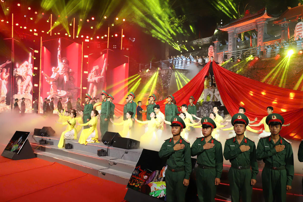 Chương trình nghệ thuật tại điểm cầu Nhà bia tưởng niệm các Anh hùng liệt sĩ xã Thanh Thủy, tỉnh Tuyên Quang.