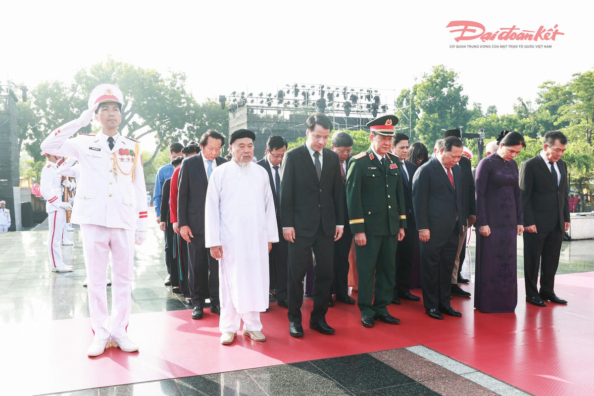 Đoàn đại biểu UBTƯ MTTQ Việt Nam tưởng niệm các Anh hùng liệt sĩ tại Đài tưởng niệm các Anh hùng liệt sĩ trên đường Bắc Sơn. Ảnh: Quang Vinh.