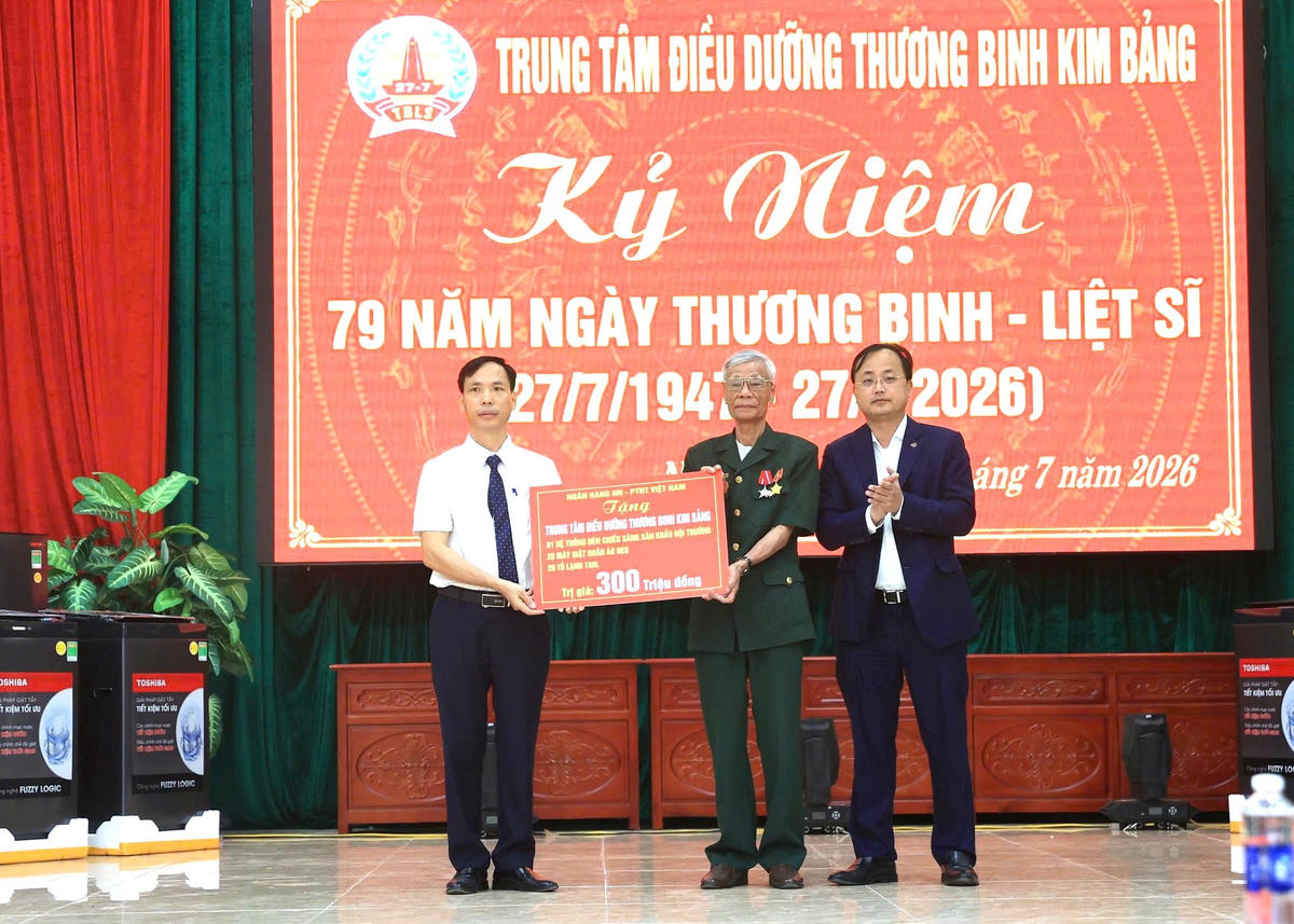 Đồng chí Tô Huy Vũ - Bí thư Đảng ủy, Chủ tịch HĐTV Agribank (ngoài cùng bên phải) trao quà tới Trung tâm điều dưỡng thương binh Kim Bảng