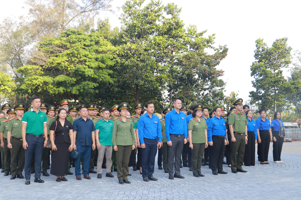 Đoàn công tác tới dâng hương, dâng hoa tại Nghĩa trang liệt sĩ Đồi 82. Ảnh: N.A.