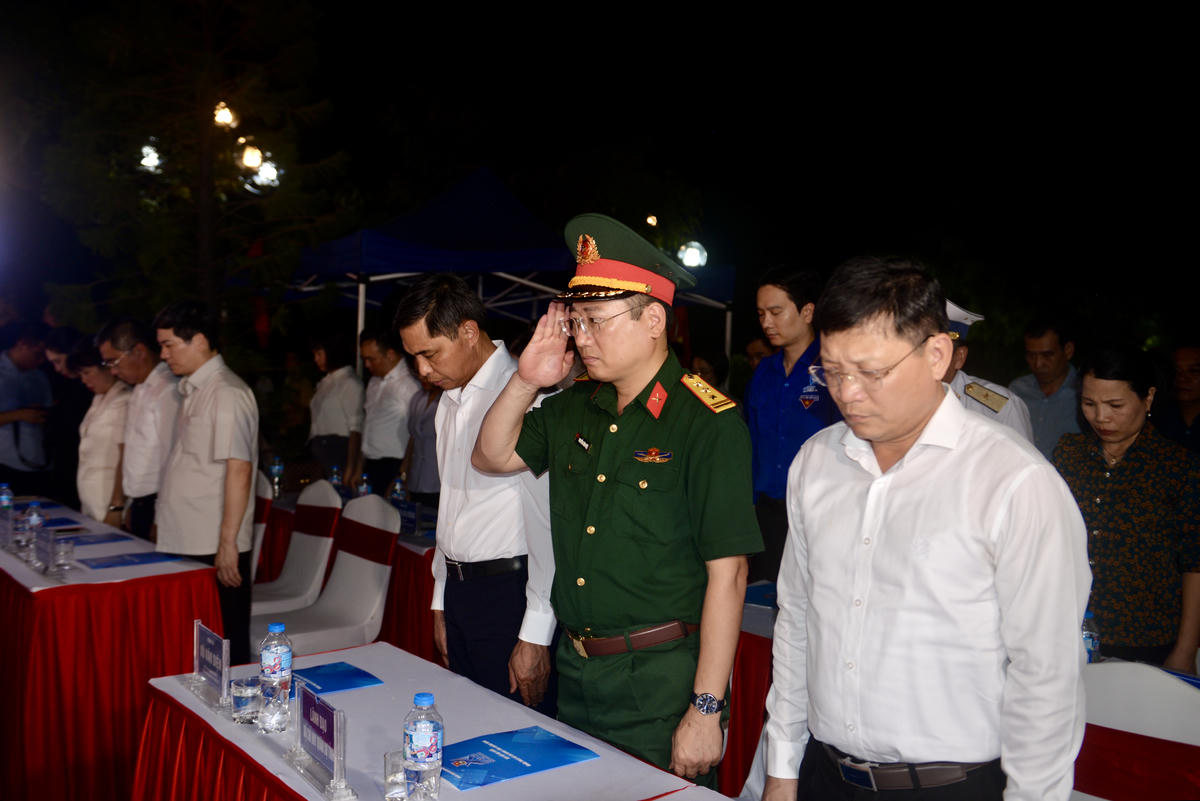 Quảng Ninh: Trao ảnh phục dựng chân dung liệt sĩ tới thân nhân các gia đình