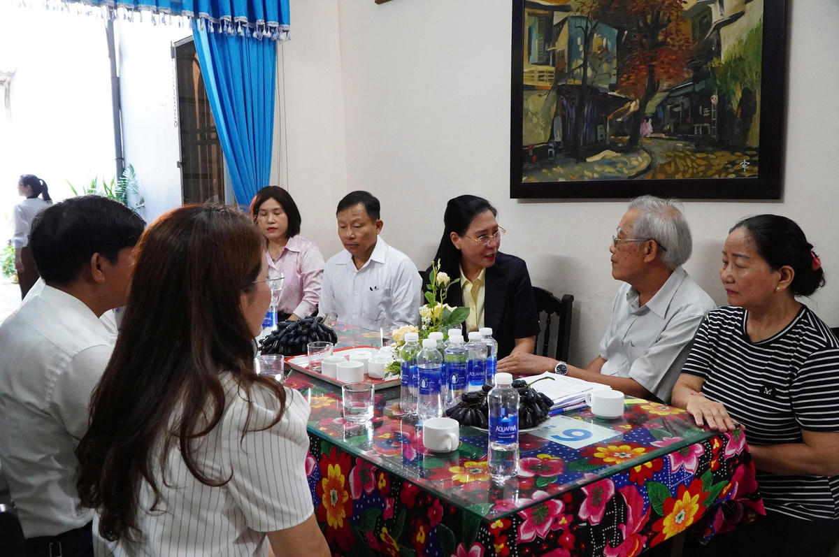 Đoàn công tác của Ban Tổ chức Trung ương thăm hỏi gia đình Liệt sĩ Nguyễn Đình Trân, phường Thanh Khê. Ảnh: VA.