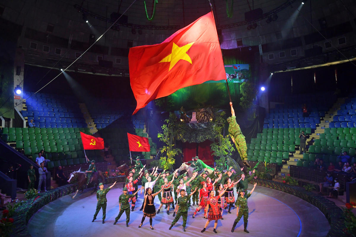 Toàn thể nghệ sĩ cùng khán giả hòa chung trong ca khúc “Hành khúc Bộ đội Biên phòng”, khép lại chương trình bằng không khí trang nghiêm, lan tỏa thông điệp tri ân các Anh hùng liệt sĩ và những người lính đang ngày đêm gìn giữ biên cương của Tổ quốc.