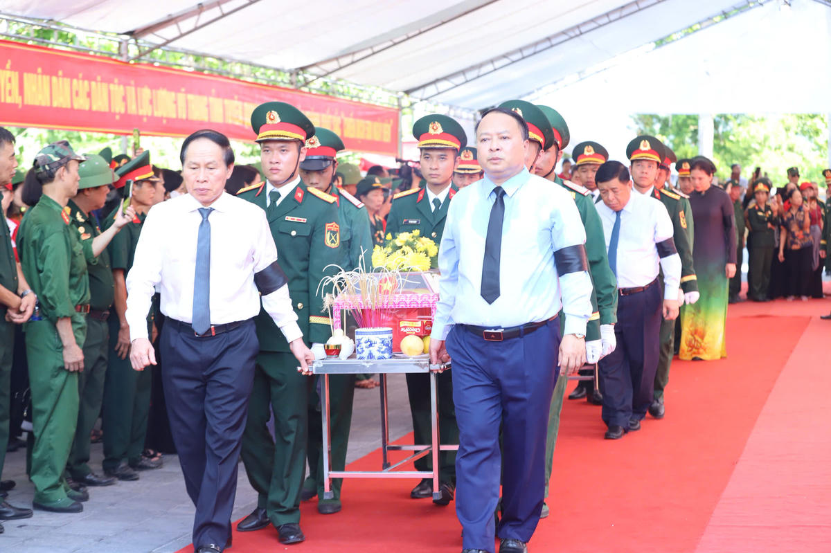 Phó Thủ tướng Chính phủ Lê Tiến Châu cùng Chủ tịch UBND tỉnh Tuyên Quang Phan Huy Ngọc thực hiện nghi thức truy điệu và an táng các Anh hùng liệt sĩ