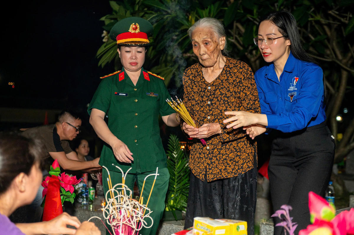 Quảng Ninh: Trao ảnh phục dựng chân dung liệt sĩ tới thân nhân các gia đình
