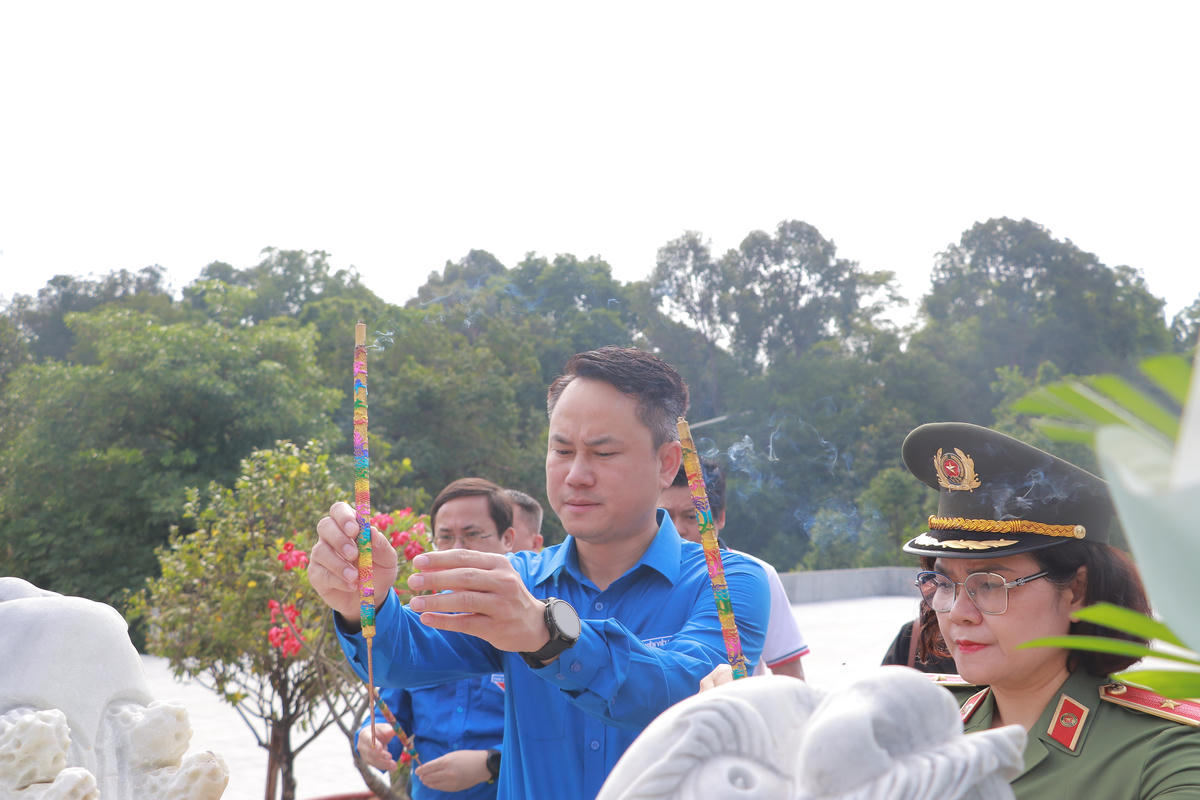 Tây Ninh: Dâng hương, dâng hoa tại Nghĩa trang liệt sỹ Đồi 82