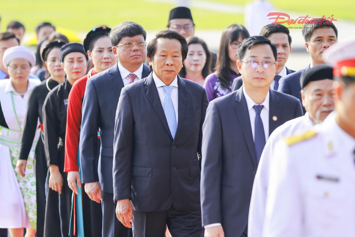 Đoàn đại biểu UBTƯ MTTQ Việt Nam viếng Chủ tịch Hồ Chí Minh 