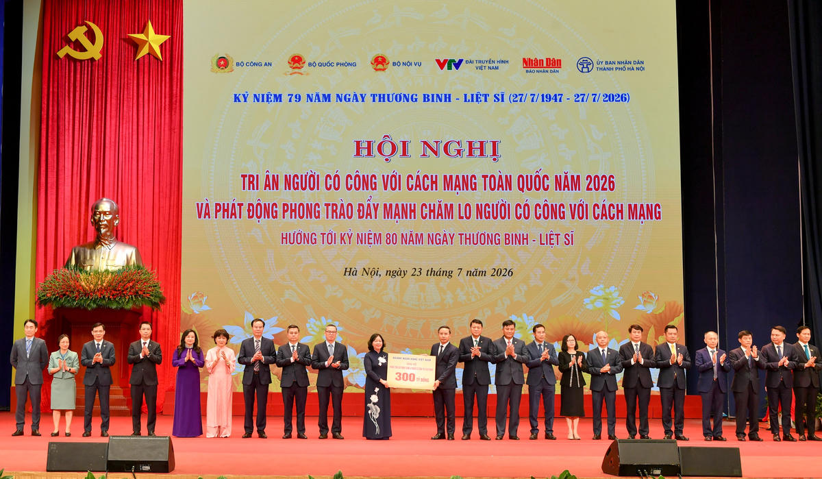 Đồng chí Phạm Đức Ấn - Thống đốc Ngân hàng Nhà nước Việt Nam cùng lãnh đạo các NHTM trao tặng số tiền 300 tỷ đồng ủng hộ phong trào đẩy mạnh chăm lo người có công với cách mạng; đồng chí Phạm Toàn Vượng - Tổng Giám đốc, đại diện Agribank (thứ 10 từ phải sang)