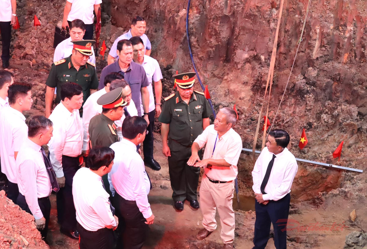 Chủ tịch Quốc hội Trần Thanh Mẫn dâng hoa, dâng hương viếng anh hùng liệt sĩ tại công viên Lê Thị Riêng