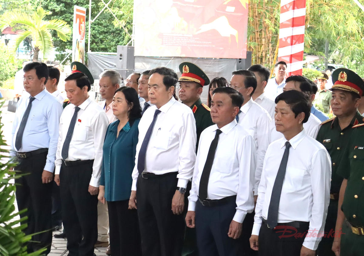 Chủ tịch Quốc hội Trần Thanh Mẫn dâng hoa, dâng hương viếng anh hùng liệt sĩ tại công viên Lê Thị Riêng