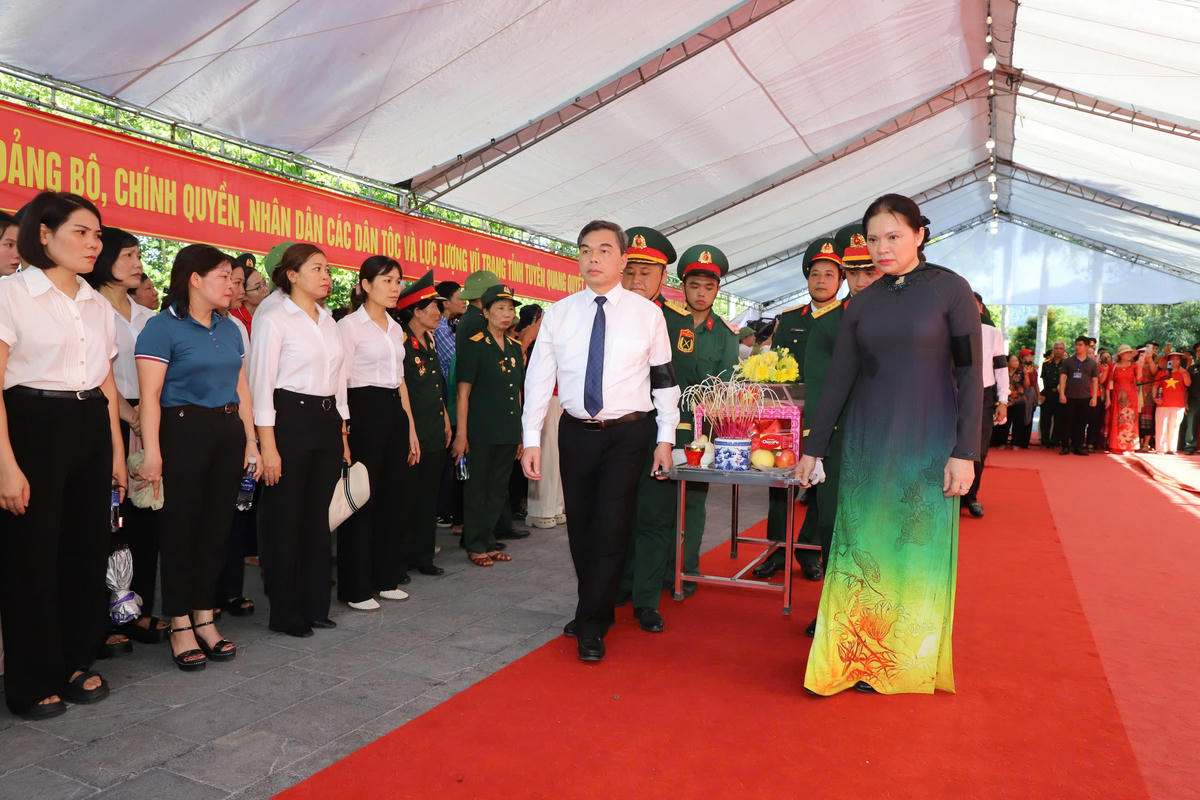 Ủy viên Trung ương Đảng, Phó Chủ tịch - Tổng Thư ký Ủy ban Trung ương MTTQ Việt Nam Hà Thị Nga và Phó bí thư Tỉnh ủy, Chủ tịch Ủy ban MTTQ Việt Nam tỉnh Tuyên Quang Ma Thế Hồng thực hiện nghi thức truy điệu và an táng các Anh hùng liệt sĩ.