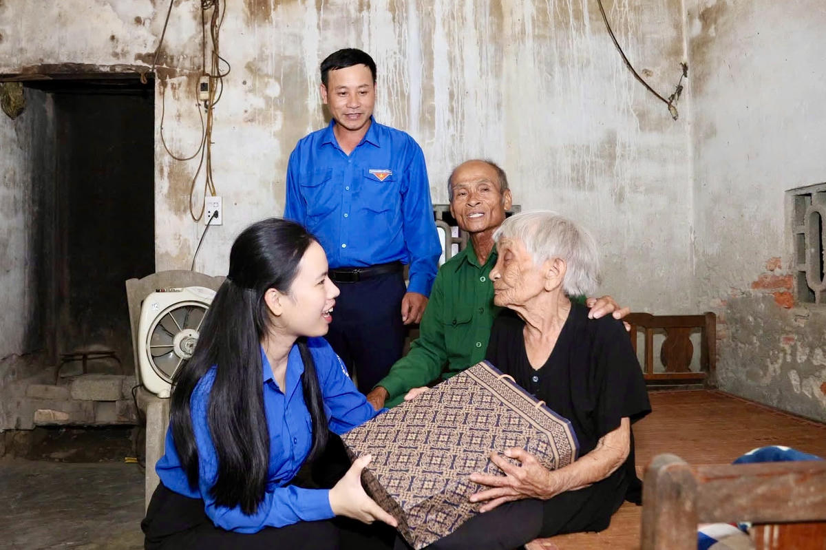 Thế hệ trẻ Hà Tĩnh tri ân người có công. Ảnh: H.N.