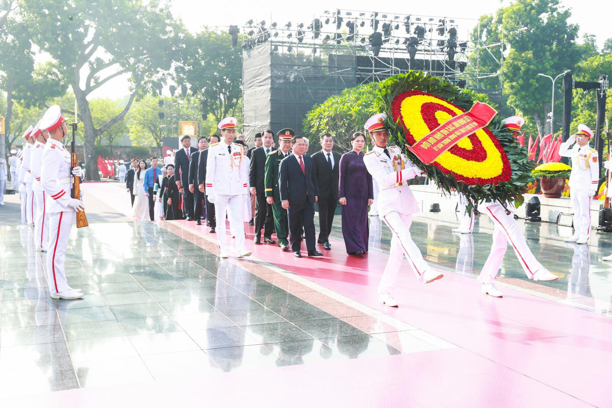 Đoàn đại biểu Ủy ban Trung ương Mặt trận Tổ quốc Việt Nam dâng hương tưởng niệm các Anh hùng liệt sĩ. 