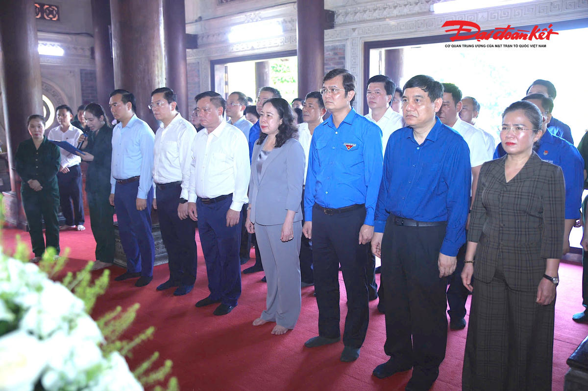 Phó Chủ tịch nước Võ Thị Ánh Xuân cùng đoàn công tác dâng hương tri ân các anh hùng liệt sĩ tại Khu di tích lịch sử quốc gia Truông Bồn, tỉnh Nghệ An. Ảnh: TH