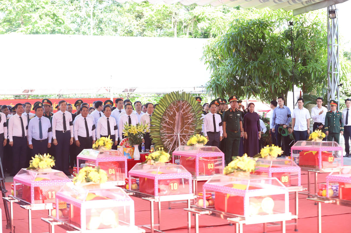 Các đại biểu thành kính dâng hương, tưởng niệm các Anh hùng liệt sĩ tại Lễ viếng, truy điệu và an táng hài cốt liệt sĩ ở Nghĩa trang Liệt sĩ Quốc gia Vị Xuyên.