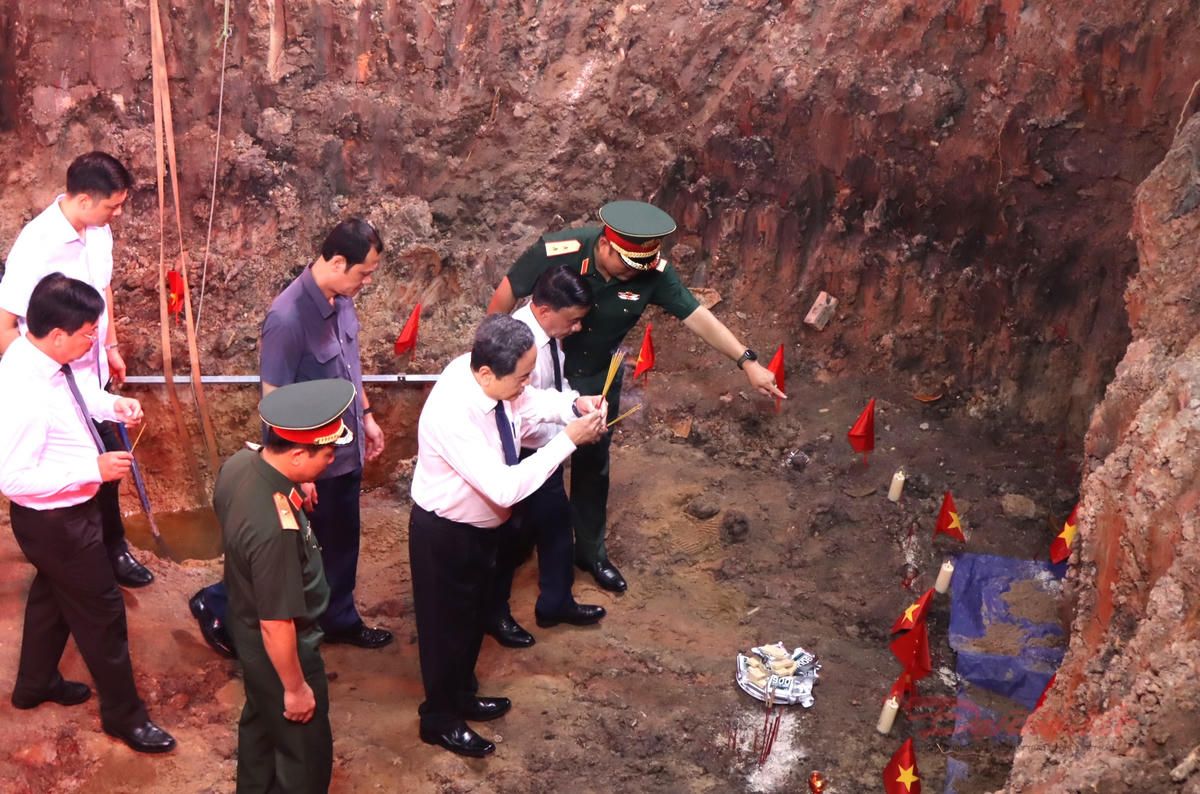 Chủ tịch Quốc hội Trần Thanh Mẫn dâng hoa, dâng hương viếng anh hùng liệt sĩ tại công viên Lê Thị Riêng