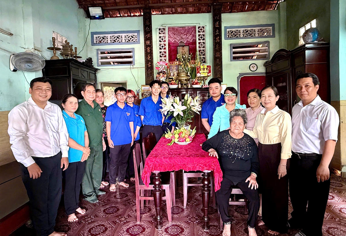 Lãnh đạo phường Lái Thiêu và các tổ chức chính trị - xã hội đến thăm hỏi, động viên gia đình bà Đặng Thị Chúc. Ảnh: NN.