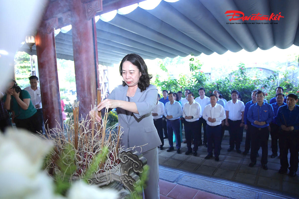 Phó Chủ tịch nước Võ Thị Ánh Xuân dâng hương tri ân các anh hùng liệt sĩ tại Khu di tích lịch sử quốc gia Truông Bồn, tỉnh Nghệ An. Ảnh: TH