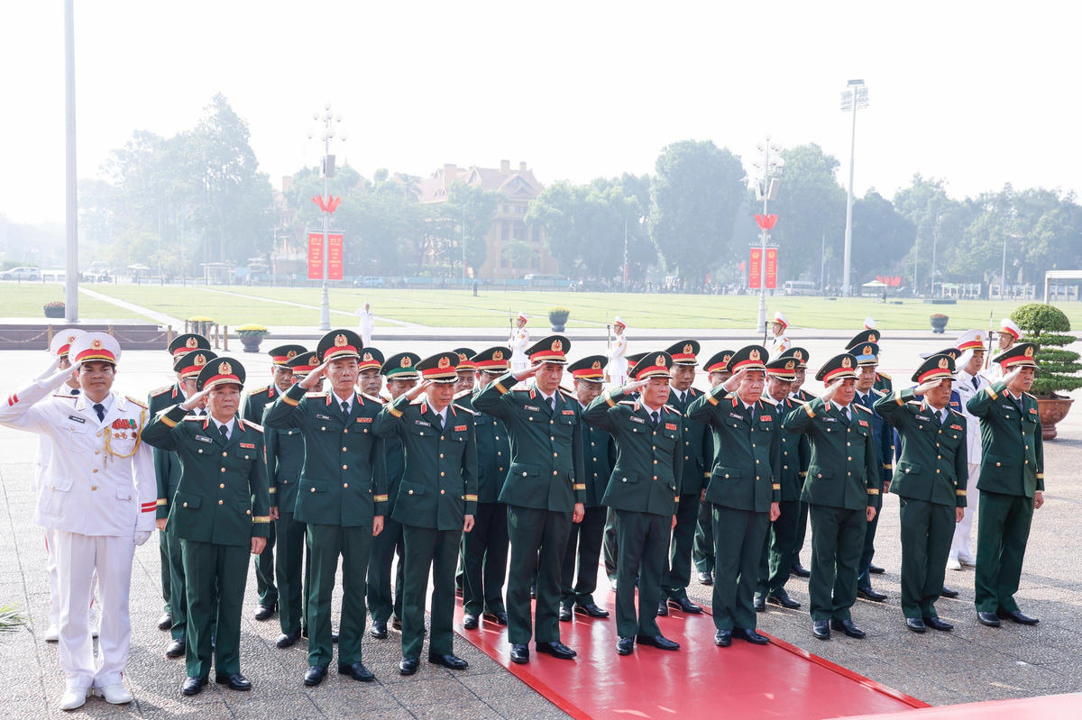 Đoàn đại biểu Quân ủy Trung ương - Bộ Quốc phòng vào Lăng viếng Chủ tịch Hồ Chí Minh.