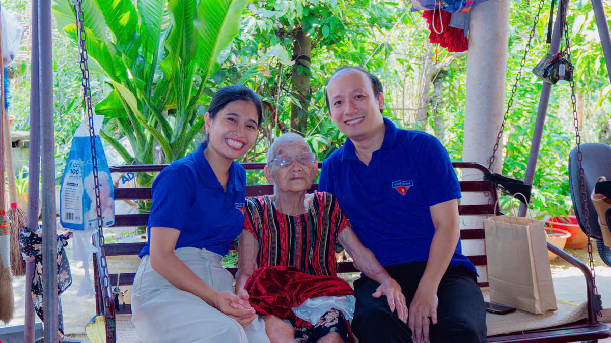 Mẹ Lê Thị Lựu ngồi trò chuyện cùng các đoàn viên, thanh niên.