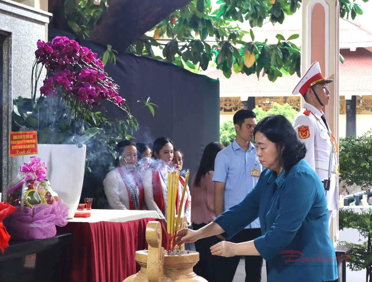 Chủ tịch Quốc hội Trần Thanh Mẫn dâng hoa, dâng hương viếng anh hùng liệt sĩ tại công viên Lê Thị Riêng
