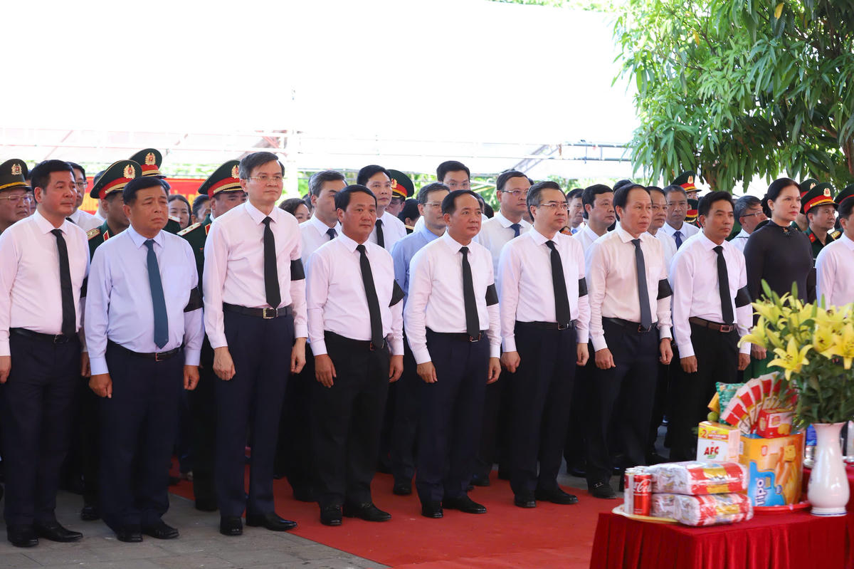 Các đại biểu dành phút mặc niệm, tưởng nhớ và tri ân các Anh hùng liệt sĩ đã anh dũng hy sinh trong cuộc chiến đấu bảo vệ biên giới phía Bắc của Tổ quốc.