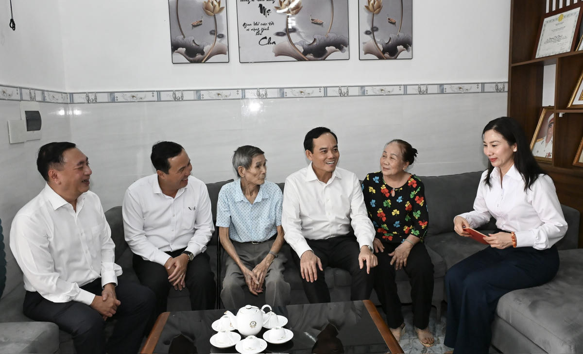 Bí thư Thành ủy TP Hồ Chí Minh Trần Lưu Quang đến thăm gia đình ông Nguyễn Xuân Viên tại đặc khu Côn Đảo. Ảnh: SGGP.