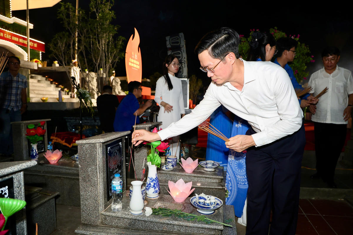 Chủ tịch Ủy ban MTTQ Việt Nam TP Hải Phòng Phạm Văn Lập dâng hương tưởng nhớ các anh hùng liệt sĩ. Ảnh:NL.