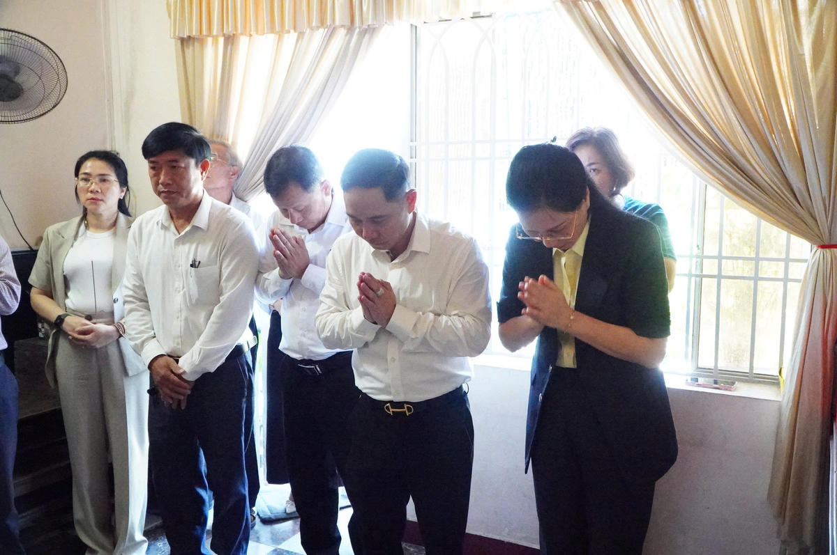 Đoàn công tác Ban Tổ chức Trung ương và lãnh đạo Ban Tổ chức Thành ủy Đà Nẵng dâng hương tại nơi thờ tự gia đình Liệt sĩ Hồ Thăng Hải, phường An Hải. Ảnh: VA.