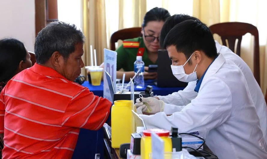 Thực hiện thu nhận mẫu sinh phẩm ADN của thân nhân liệt sĩ.