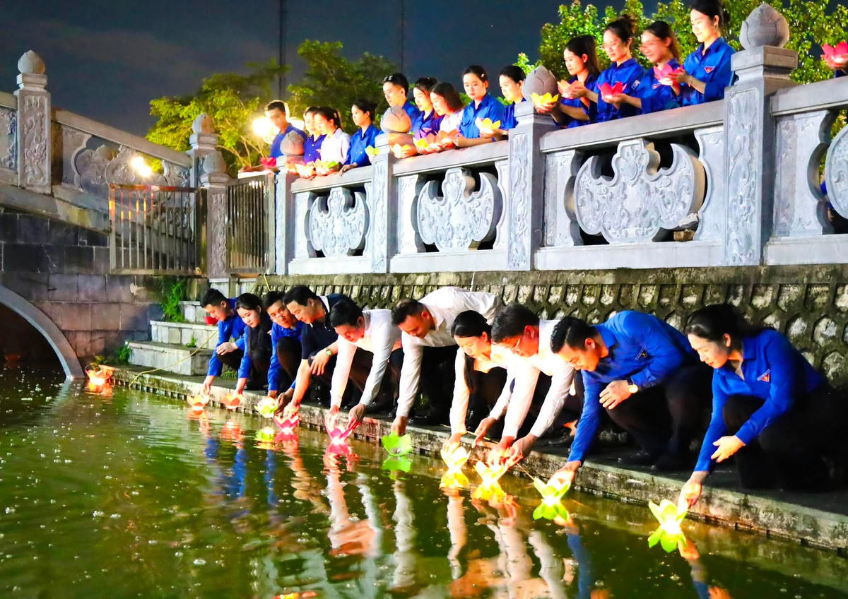 Các đại biểu và đoàn viên, thanh niên thả nến tri ân tại Nghĩa trang Liệt sĩ tỉnh Tuyên Quang.