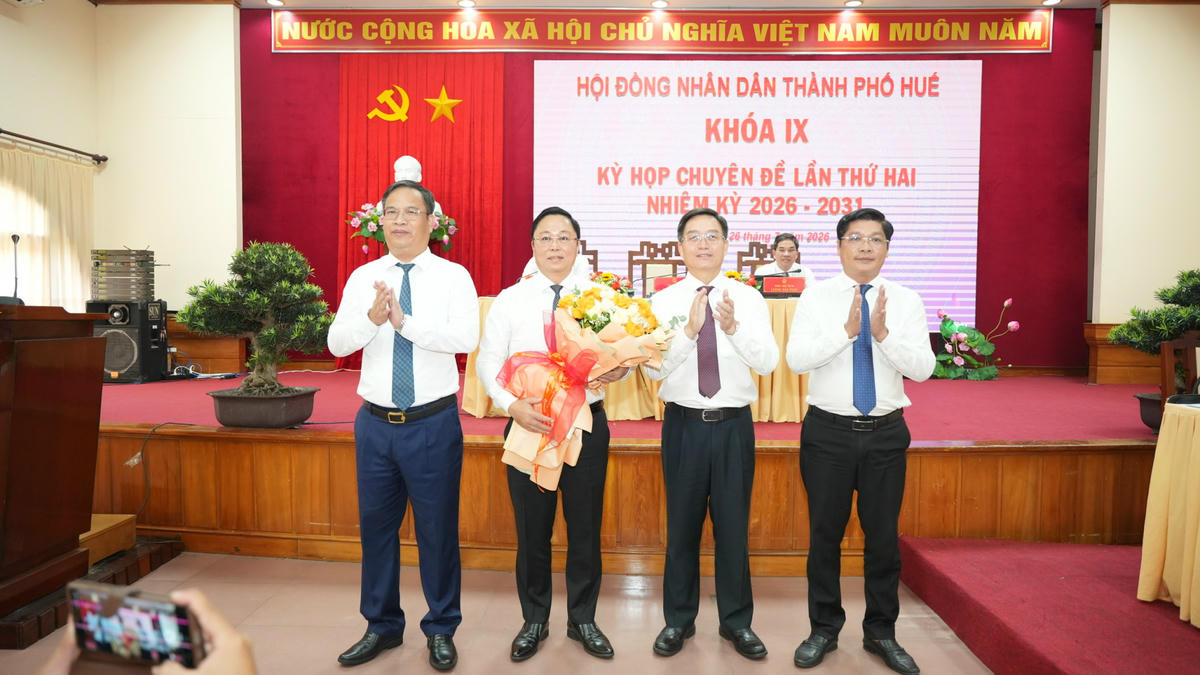 Lãnh đạo thành phố Huế tặng hoa chúc mừng ông Lê Trí Thanh, Phó Bí thư Thành ủy, Chủ tịch UBND thành phố Huế. Ảnh: N.M.