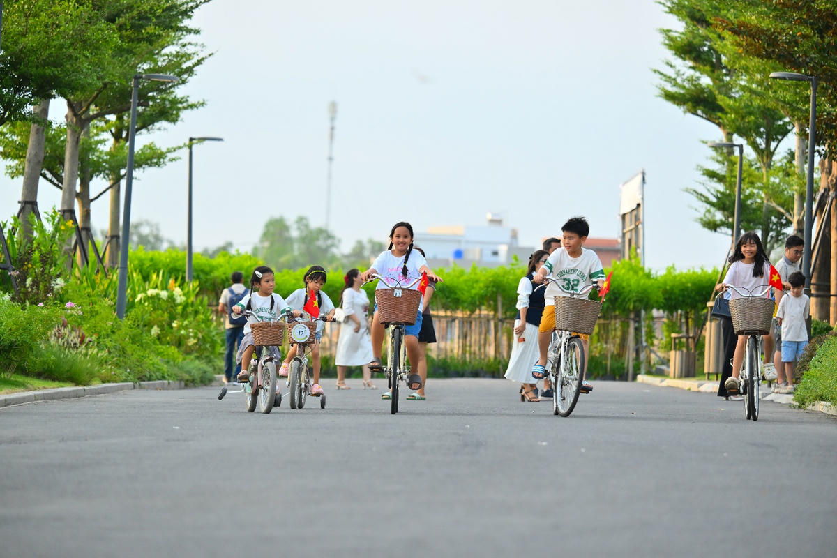 A group of people riding bicycles

Description automatically generated