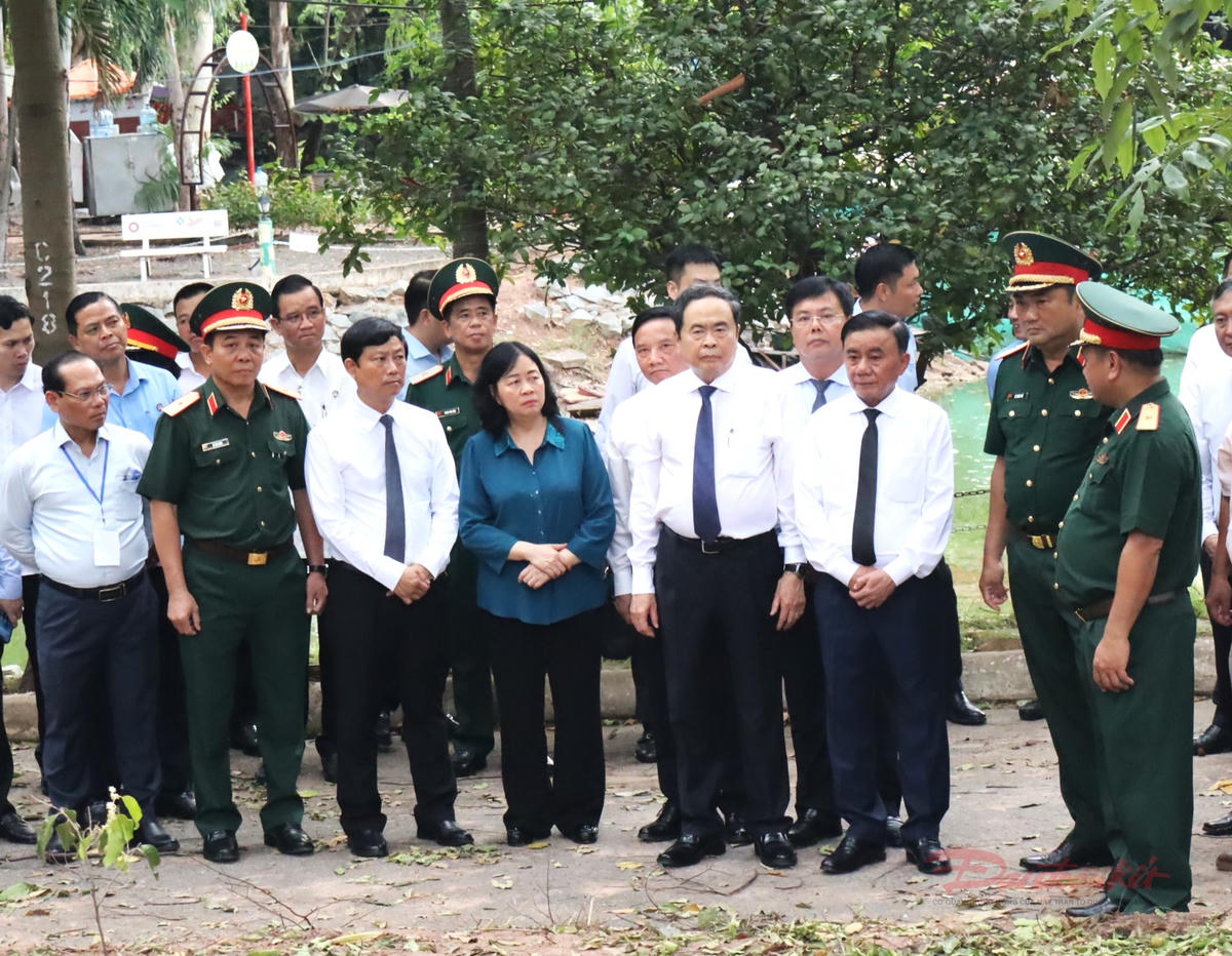 Chủ tịch Quốc hội Trần Thanh Mẫn dâng hoa, dâng hương viếng anh hùng liệt sĩ tại công viên Lê Thị Riêng