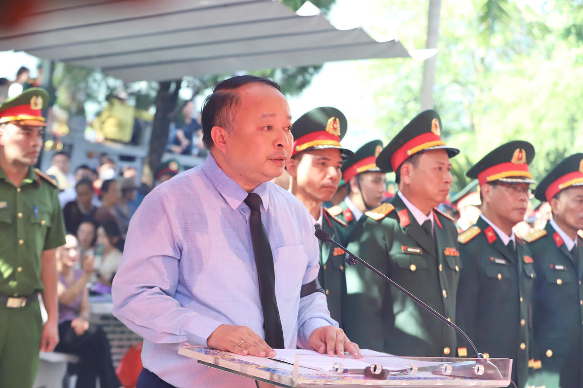Chủ tịch UBND tỉnh Tuyên Quang Phan Huy Ngọc đọc lời điếu văn tại Lễ truy điệu.