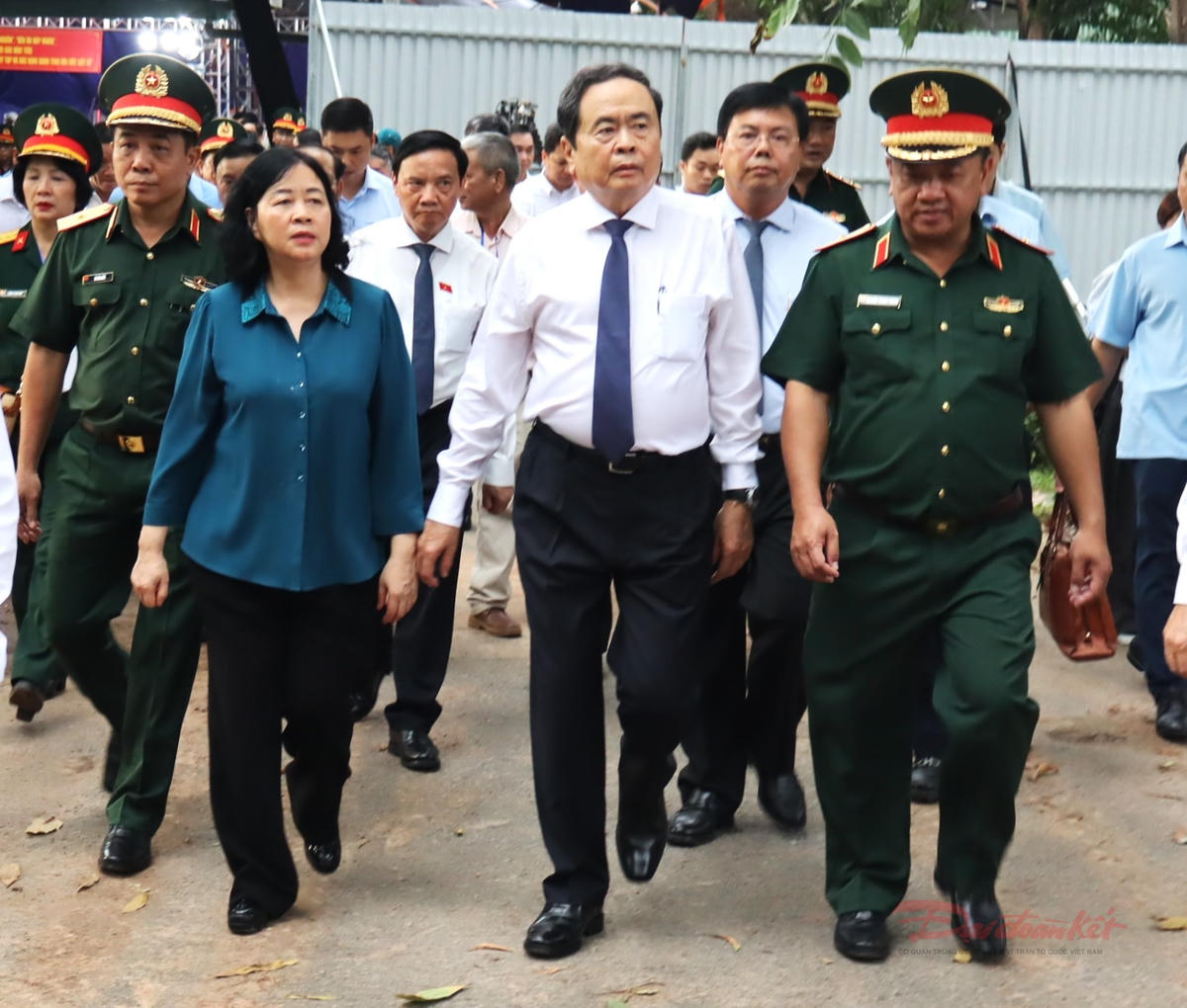 Chủ tịch Quốc hội Trần Thanh Mẫn dâng hoa, dâng hương viếng anh hùng liệt sĩ tại công viên Lê Thị Riêng