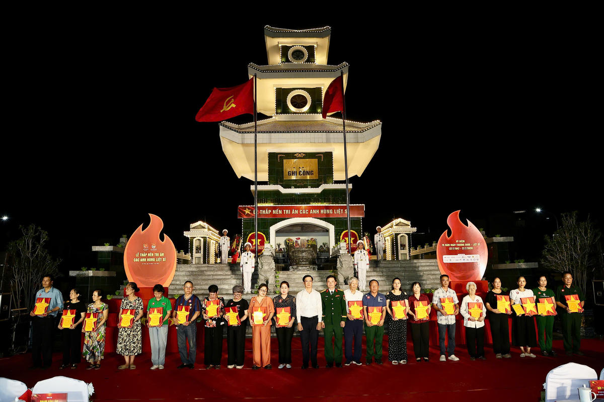 Lãnh đạo Ủy ban MTTQ Việt Nam và lãnh đạo Bộ Chỉ huy quân sự thành phố trao di ảnh phục dựng chân dung Anh hùng liệt sĩ tặng các gia đình người có công. Ảnh: PT.