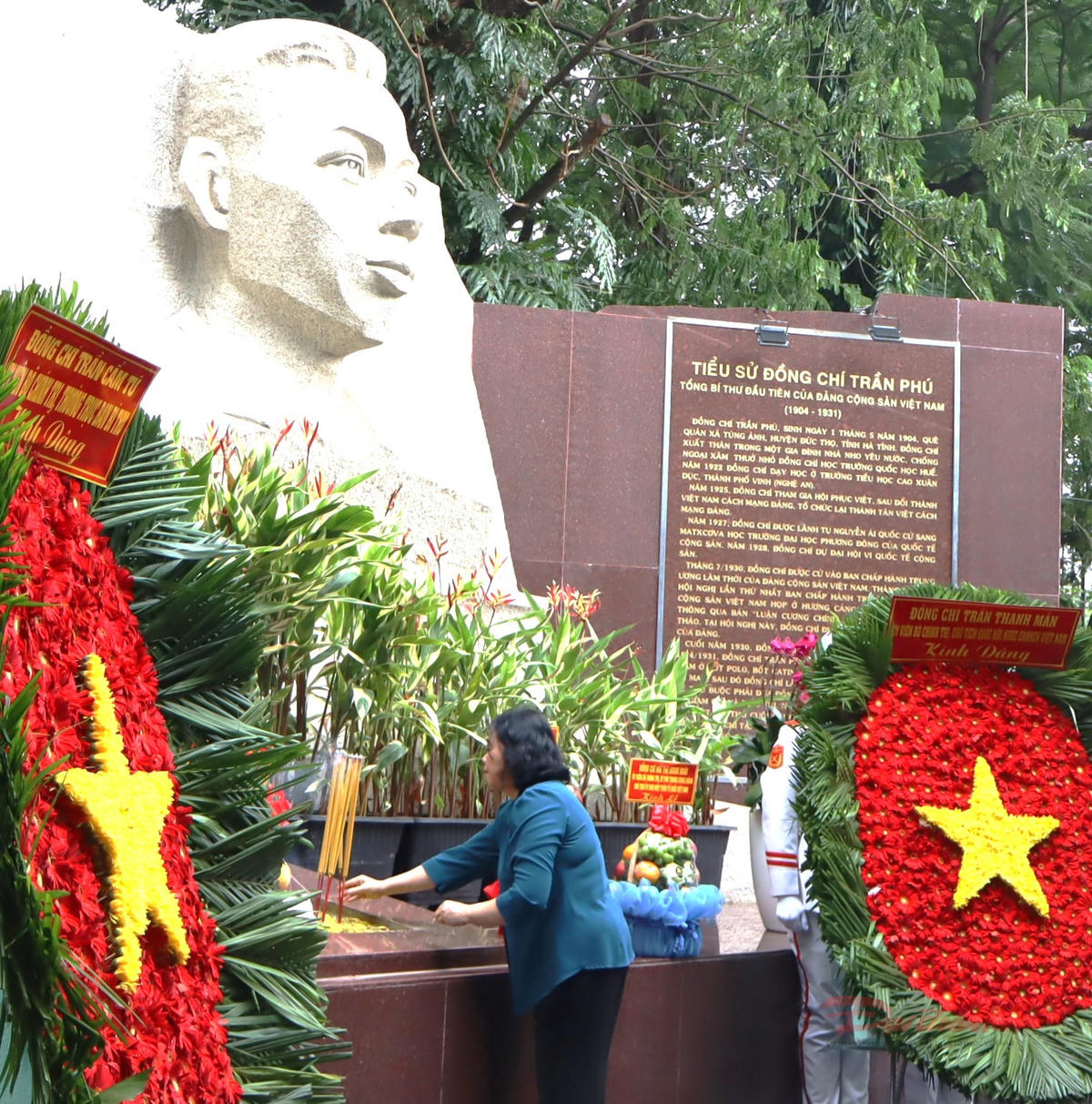 Chủ tịch Quốc hội Trần Thanh Mẫn dâng hoa, dâng hương viếng anh hùng liệt sĩ tại công viên Lê Thị Riêng