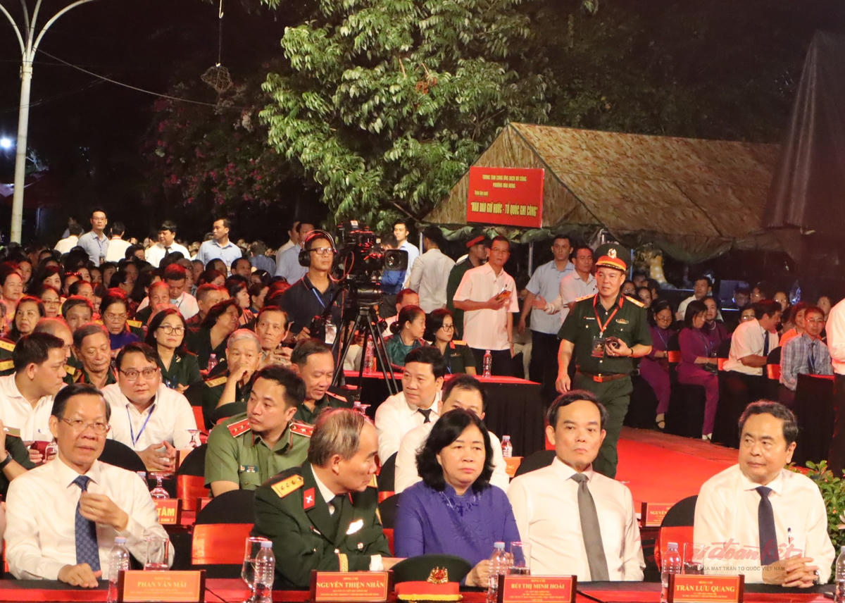 Chủ tịch Quốc hội Trần Thanh Mẫn và Chủ tịch Ủy ban Trung ương MTTQ Việt Nam Bùi Thị Minh Hoài tham dự cầu truyền hình. Ảnh: T.Luân.