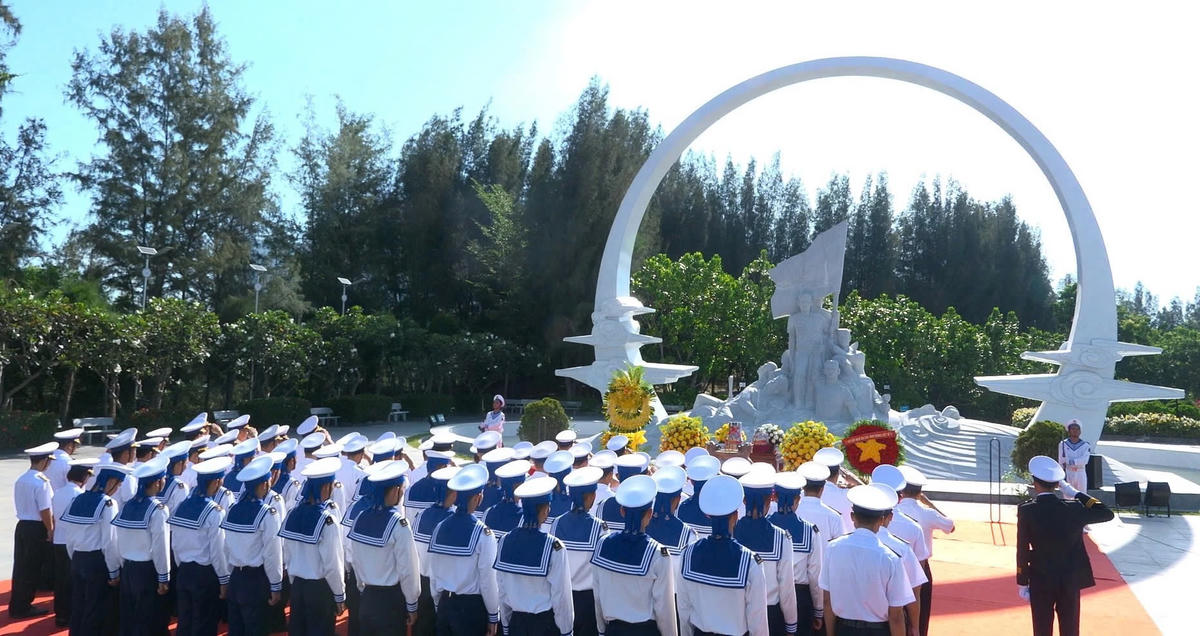 Các đại biểu dâng hương tại tượng đài Những người nằm lại phía chân trời.