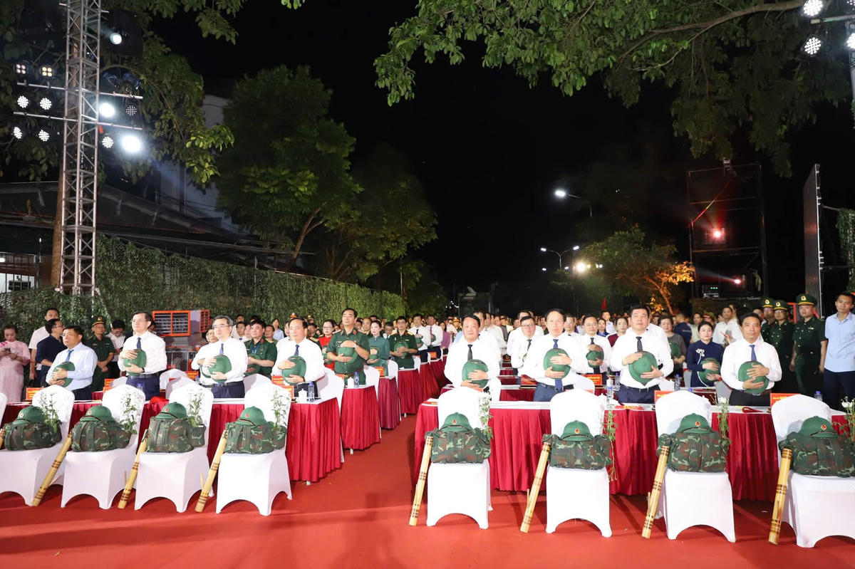 Ủy viên Bộ Chính trị, Bí thư Trung ương Đảng, Trưởng Ban Tuyên giáo và Dân vận Trung ương Trịnh Văn Quyết cùng các đại biểu dự cầu Truyền hình "Sao sáng dẫn đường" tại điểm cầu Nhà bia tưởng niệm các Anh hùng liệt sĩ xã Thanh Thủy, tỉnh Tuyên Quang. Ảnh: Tuyênquang online.