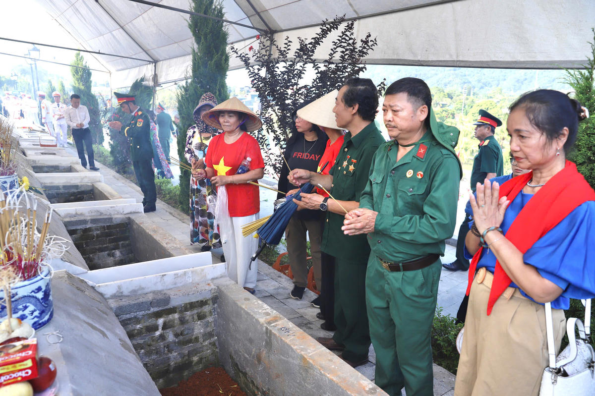 Đông đảo cựu chiến binh, thân nhân liệt sĩ dự và thắp hương tri ân các Anh hùng liệt sĩ.