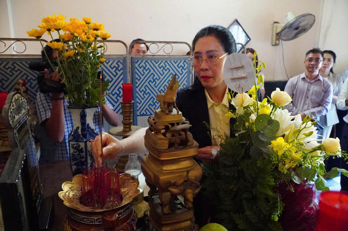 Phó Trưởng ban Tổ chức Trung ương Bùi Thị Quỳnh Vân dâng hương tưởng nhớ liệt sĩ Nguyễn Đình Trân, phường Thanh Khê. Ảnh: VA.