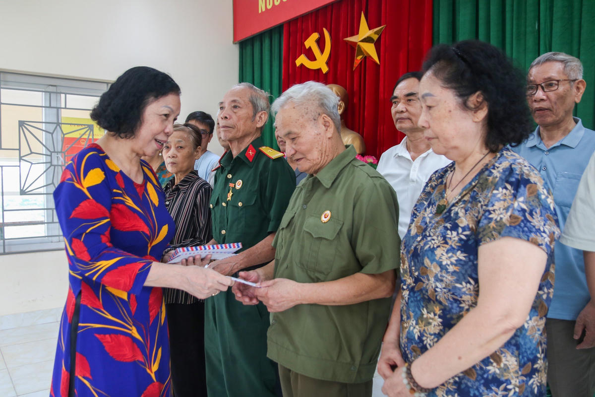 Đại diện Tổ dân phố và các cơ quan, đơn vị, nhà hảo tâm tặng quà cho các thương binh, bệnh binh, thân nhân gia đình người có công với cách mạng trên địa bàn tổ dân phố.