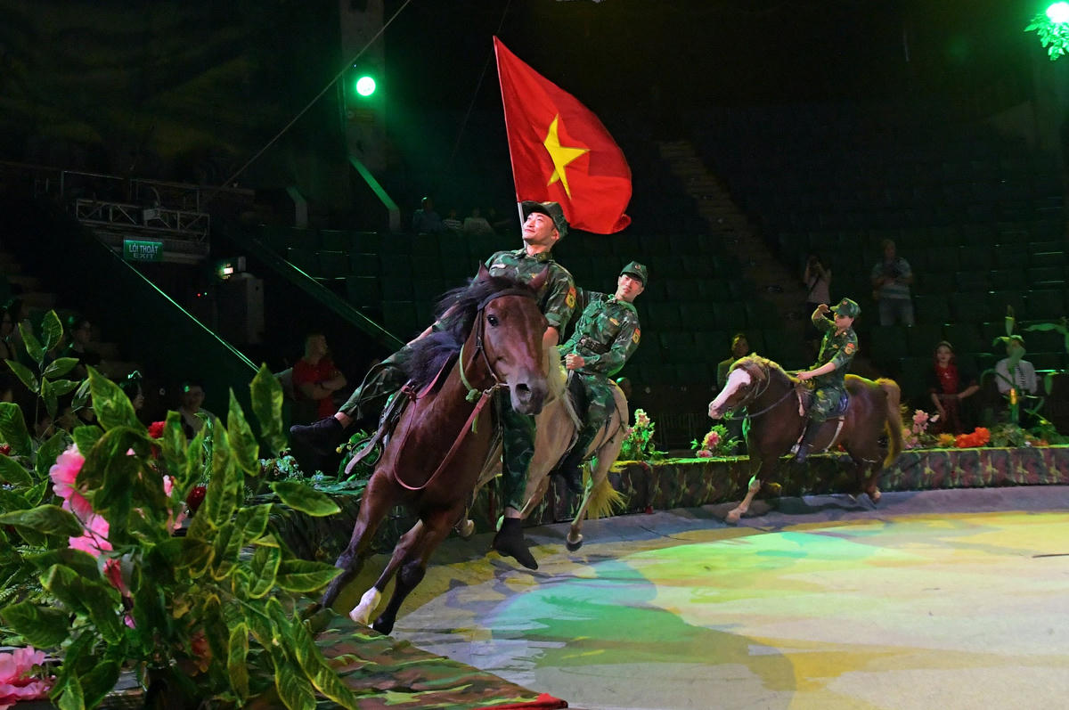 Những màn phi ngựa, nhào lộn trên lưng ngựa kết hợp đu dây và võ thuật tạo nên không gian biểu diễn mạnh mẽ, giàu tính sử thi, làm nổi bật khí phách, bản lĩnh và tinh thần quả cảm của người lính trong thực hiện nhiệm vụ bảo vệ chủ quyền thiêng liêng của Tổ quốc.