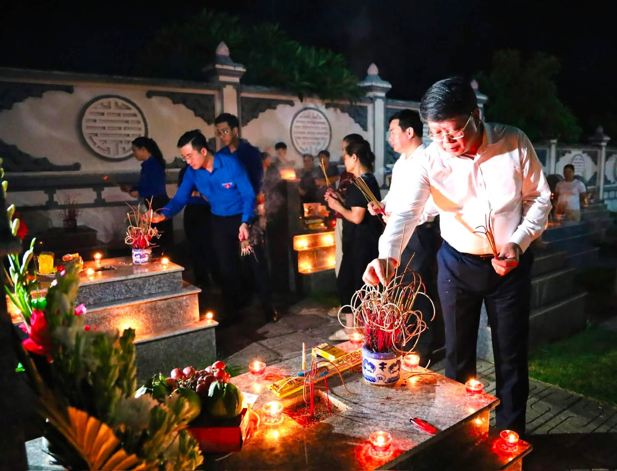 Ông Hà Trung Kiên, Ủy viên Ban Thường vụ Tỉnh ủy, Phó Chủ tịch Thường trực Ủy ban MTTQ Việt Nam tỉnh Tuyên Quang thắp nến tri ân các Anh hùng liệt sĩ.